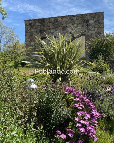 Hotel boutique en funcionamiento en Sierra de Gata · finca privada de 12 ha · alto potencial de crecimiento y ampliación.
