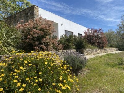 Hotel boutique en funcionamiento en Sierra de Gata · finca privada de 12 ha · alto potencial de crecimiento y ampliación.