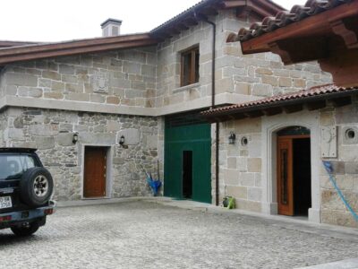 Casa de piedra reformada con Finca de 5 hectáreas con castaños