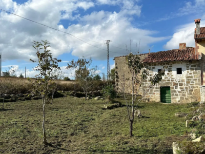 Casa pueblo de piedra con finca