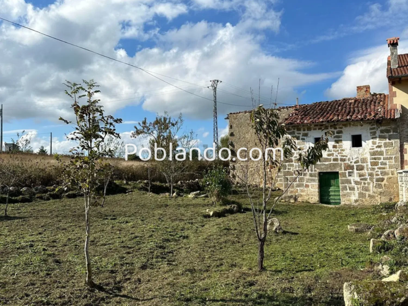 Casa pueblo de piedra con finca