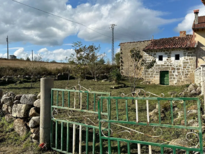 Casa pueblo de piedra con finca