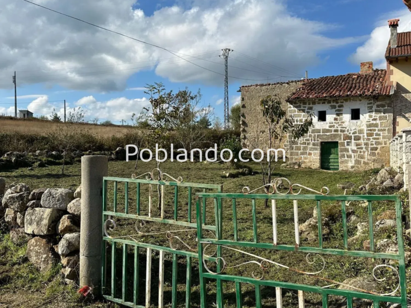 Casa pueblo de piedra con finca