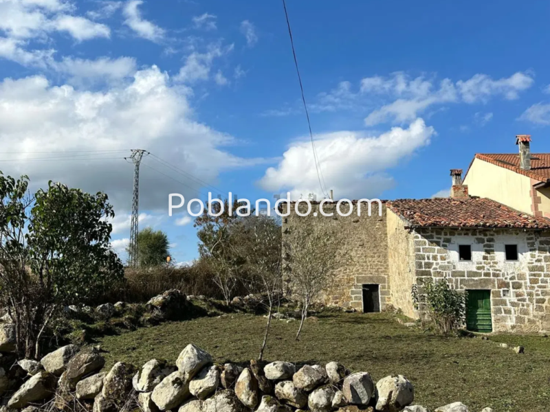 Casa pueblo de piedra con finca