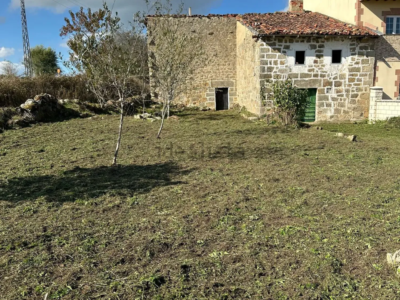 Casa pueblo de piedra con finca