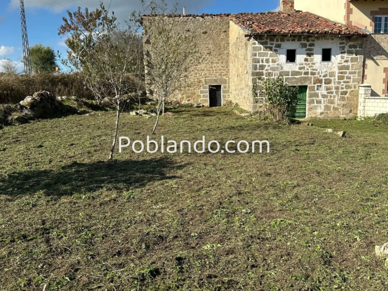Casa pueblo de piedra con finca