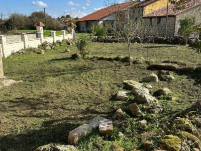 Casa pueblo de piedra con finca