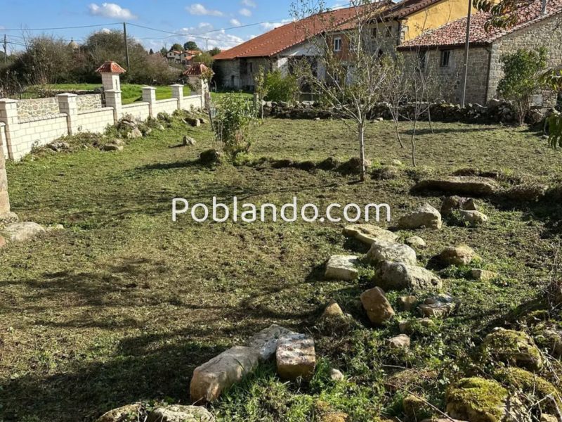 Casa pueblo de piedra con finca