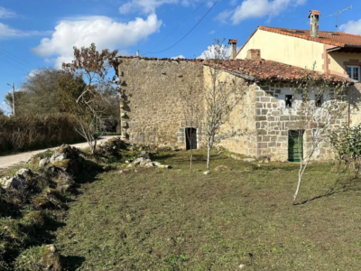 Casa pueblo de piedra con finca