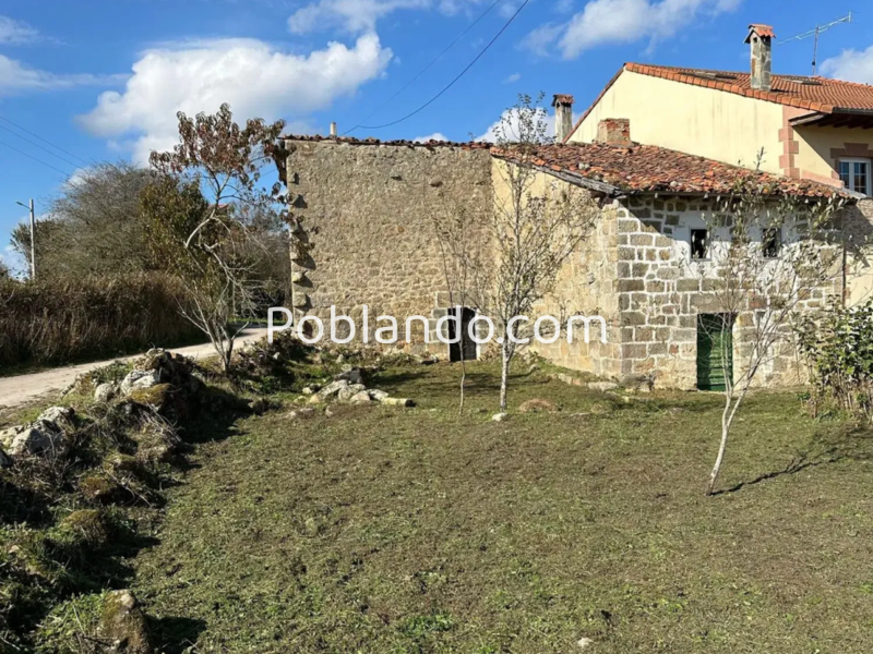 Casa pueblo de piedra con finca