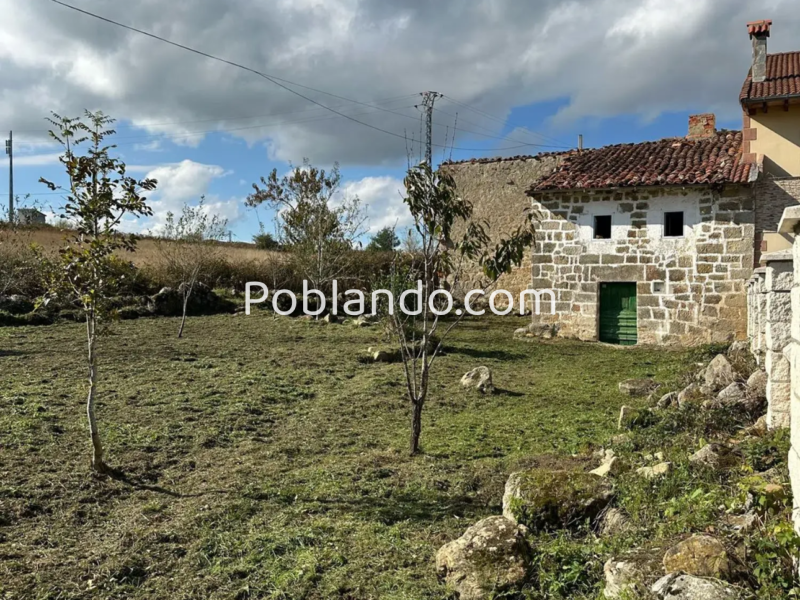Casa pueblo de piedra con finca