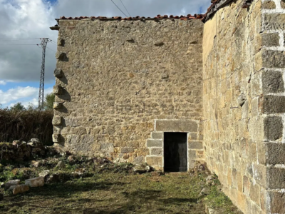 Casa pueblo de piedra con finca