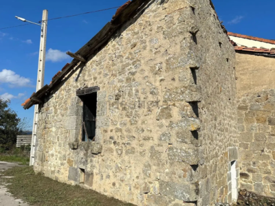 Casa pueblo de piedra con finca