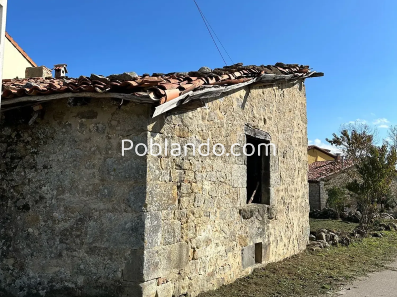 Casa pueblo de piedra con finca