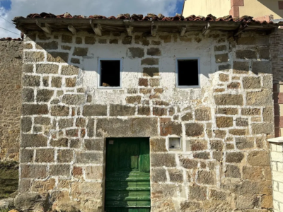 Casa pueblo de piedra con finca