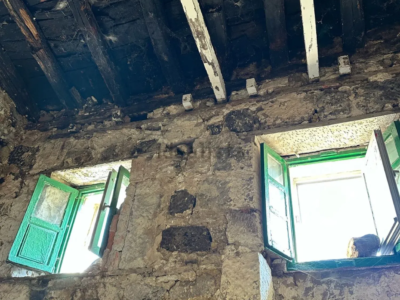 Casa pueblo de piedra con finca