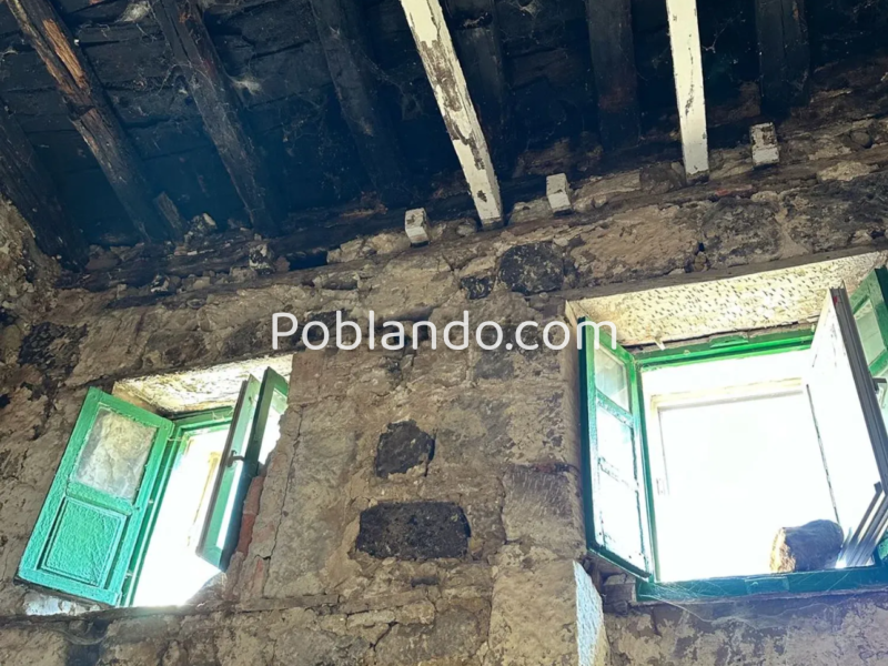 Casa pueblo de piedra con finca