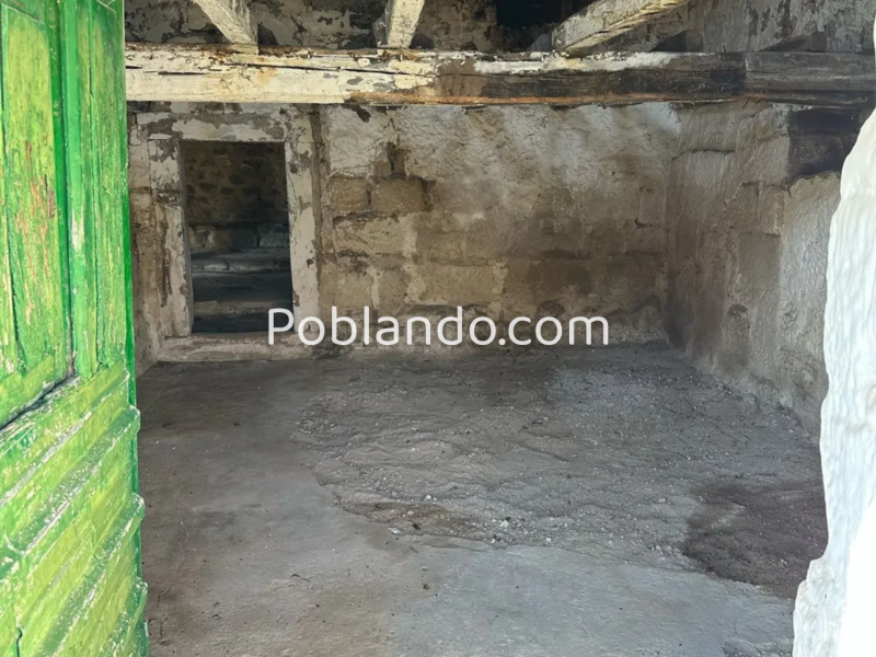 Casa pueblo de piedra con finca
