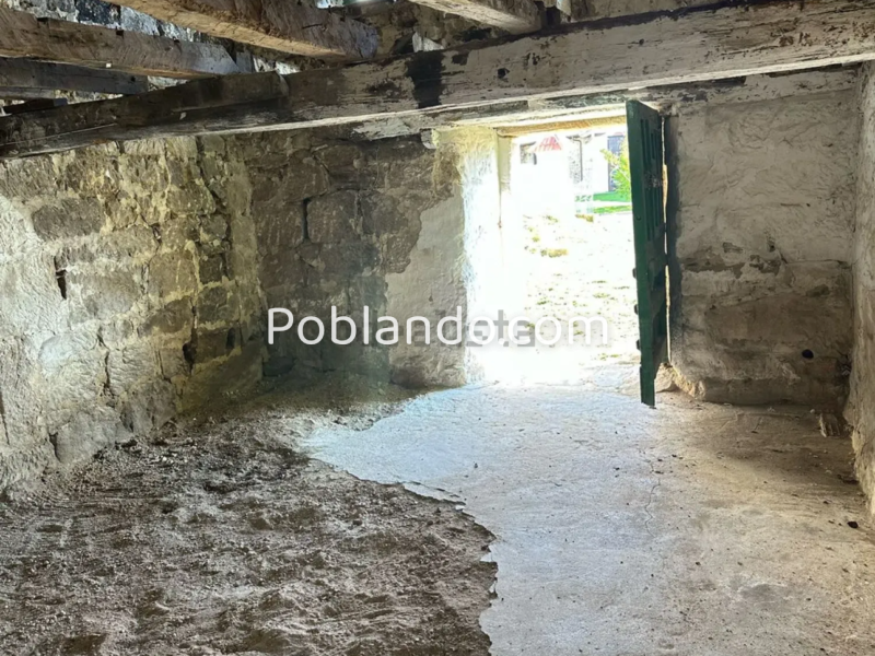 Casa pueblo de piedra con finca