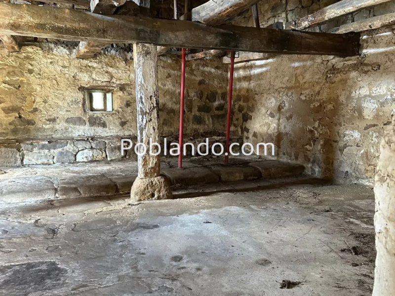 Casa pueblo de piedra con finca