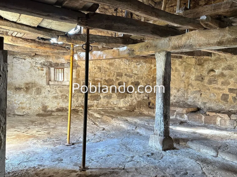 Casa pueblo de piedra con finca