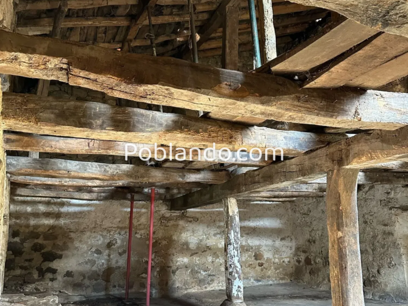 Casa pueblo de piedra con finca