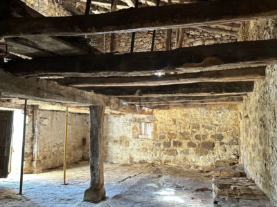 Casa pueblo de piedra con finca
