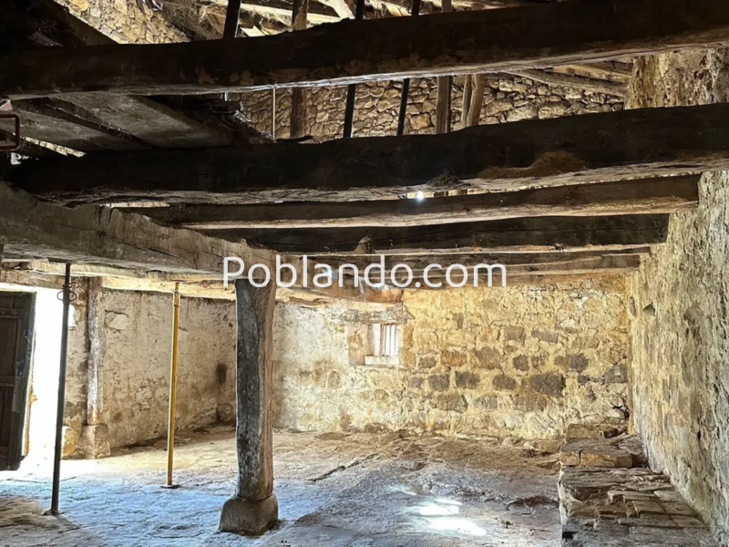 Casa pueblo de piedra con finca
