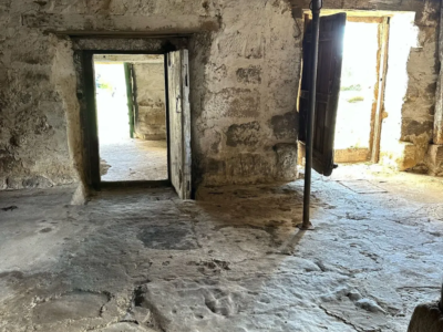 Casa pueblo de piedra con finca