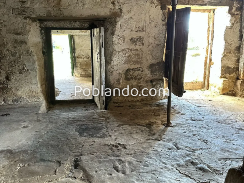 Casa pueblo de piedra con finca
