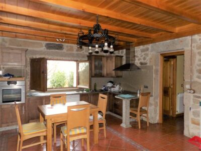 Casa de piedra reformada con Finca de 5 hectáreas con castaños