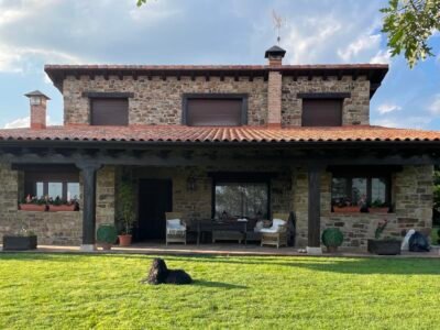 Casa Independiente de madera y piedra