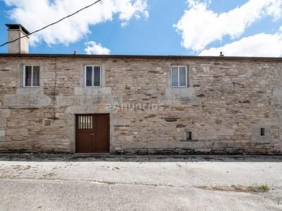 Casa de piedra con parcela