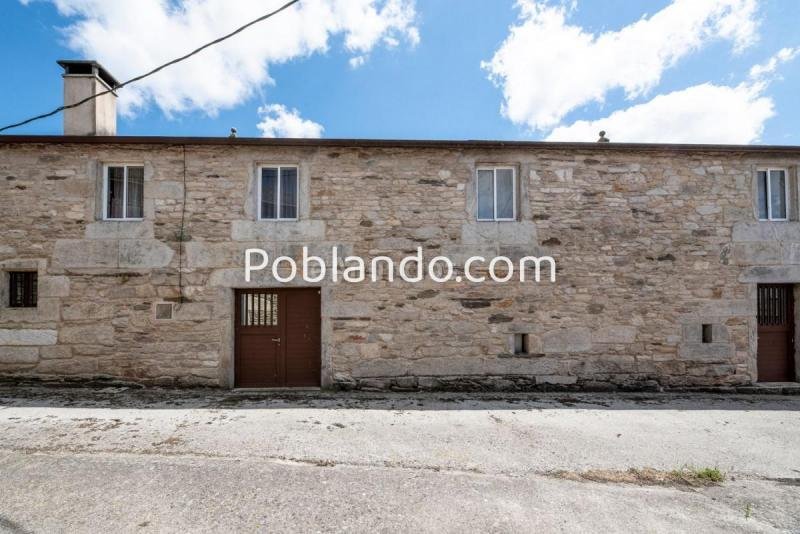 Casa de piedra con parcela