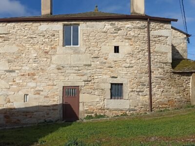 Casa de piedra con parcela