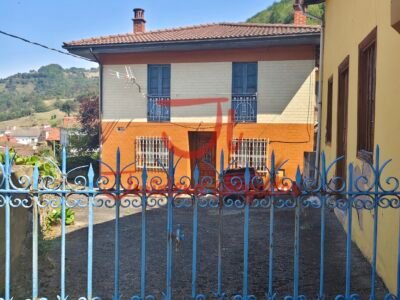 CASA CON PATIO Y GARAJE