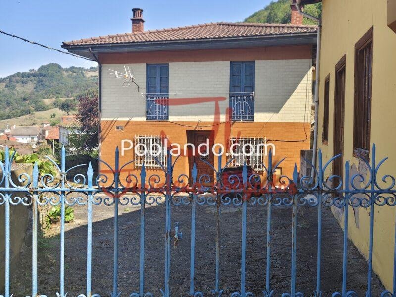 CASA CON PATIO Y GARAJE