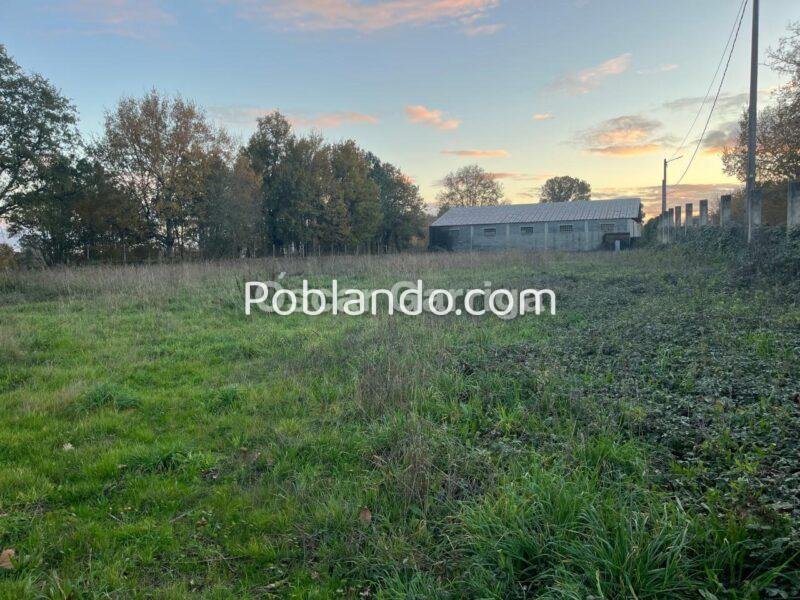 PARCELA RÚSTICA DE 5615 m2. ENTRADA Y FACHADA A N-525 (Ourense-Santiago, margen izquierdo). A 1 Km del POLÍGONO INDUSTRIAL. En CEA, a 21 Km de OURENSE (GALICIA)