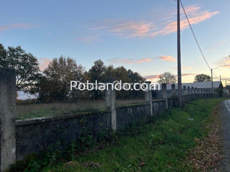 PARCELA RÚSTICA DE 5615 m2. ENTRADA Y FACHADA A N-525 (Ourense-Santiago, margen izquierdo). A 1 Km del POLÍGONO INDUSTRIAL. En CEA, a 21 Km de OURENSE (GALICIA)