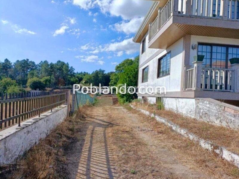 VIVIENDA INDEPENDIENTE TOTALMENTE AMUEBLADA DE 252 m2, CON FINCA DE 1350 m2 Y DOS DEPENDENCIAS AGRÍCOLAS DE 122m2 y 20 m2 RESPECTIVAMENTE. O BOLO, MASIDE, OURENSE, GALICIA (SPAIN)).