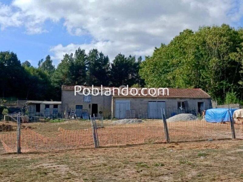 VIVIENDA INDEPENDIENTE TOTALMENTE AMUEBLADA DE 252 m2, CON FINCA DE 1350 m2 Y DOS DEPENDENCIAS AGRÍCOLAS DE 122m2 y 20 m2 RESPECTIVAMENTE. O BOLO, MASIDE, OURENSE, GALICIA (SPAIN)).
