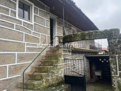 PRECIOSA CASA DE PUEBLO DE 190 m2, PIEDRA DEL PAIS, TEJADO PERFECTO, BALCÓN CON VISTAS, GARAJE Y FINCA DE 780 m2. EN OUTEIRO DE LAXE, ALLARIZ, OURENSE.-