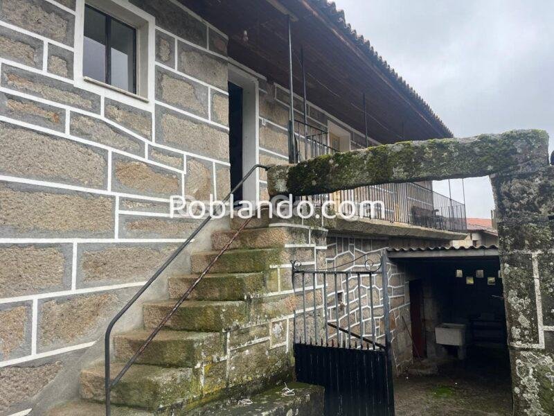 PRECIOSA CASA DE PUEBLO DE 190 m2, PIEDRA DEL PAIS, TEJADO PERFECTO, BALCÓN CON VISTAS, GARAJE Y FINCA DE 780 m2. EN OUTEIRO DE LAXE, ALLARIZ, OURENSE.-