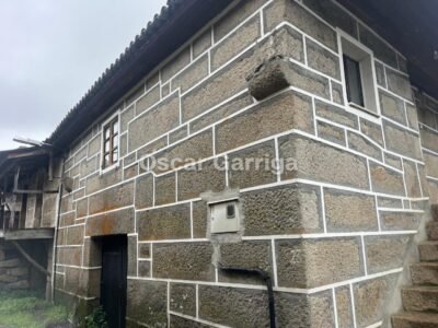 PRECIOSA CASA DE PUEBLO DE 190 m2, PIEDRA DEL PAIS, TEJADO PERFECTO, BALCÓN CON VISTAS, GARAJE Y FINCA DE 780 m2. EN OUTEIRO DE LAXE, ALLARIZ, OURENSE.-