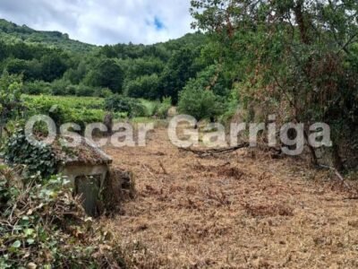 PRECIOSA CASA DE PUEBLO DE 190 m2, PIEDRA DEL PAIS, TEJADO PERFECTO, BALCÓN CON VISTAS, GARAJE Y FINCA DE 780 m2. EN OUTEIRO DE LAXE, ALLARIZ, OURENSE.-
