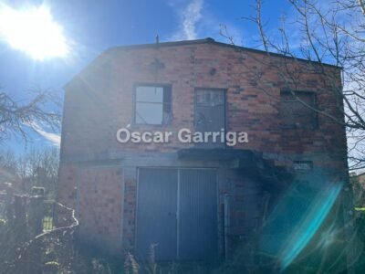 CASA DE PUEBLO EN LADRILLO. 196 m2. DEBE FINALIZARSE SU CONSTRUCCIÓN. TIENE UNA FINCA LINDANTE DE 500 m2. EN VIDUEDO, CEA, OURENSE.