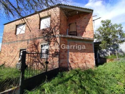 CASA DE PUEBLO EN LADRILLO. 196 m2. DEBE FINALIZARSE SU CONSTRUCCIÓN. TIENE UNA FINCA LINDANTE DE 500 m2. EN VIDUEDO, CEA, OURENSE.
