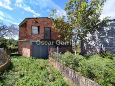 CASA DE PUEBLO EN LADRILLO. 196 m2. DEBE FINALIZARSE SU CONSTRUCCIÓN. TIENE UNA FINCA LINDANTE DE 500 m2. EN VIDUEDO, CEA, OURENSE.