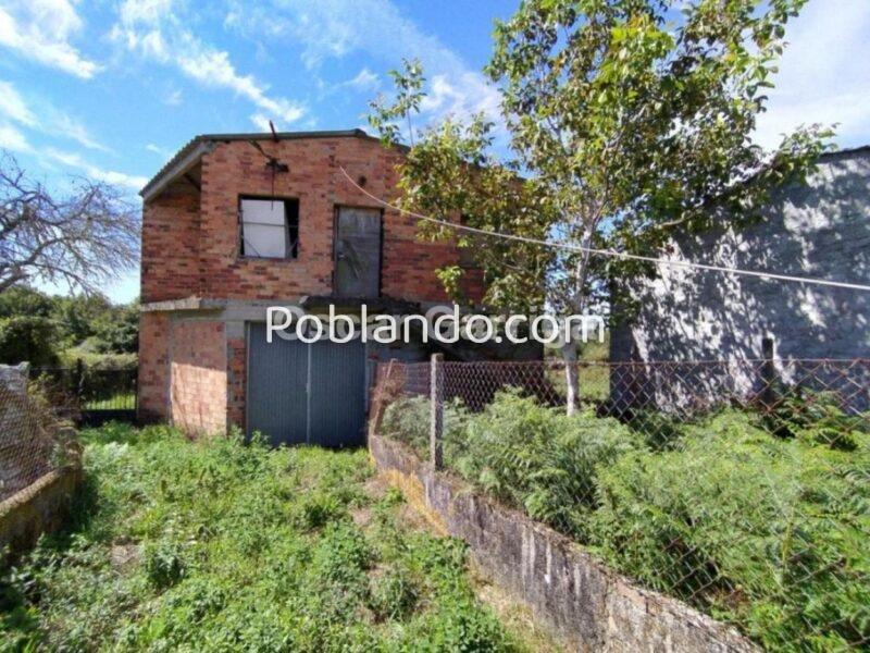 CASA DE PUEBLO EN LADRILLO. 196 m2. DEBE FINALIZARSE SU CONSTRUCCIÓN. TIENE UNA FINCA LINDANTE DE 500 m2. EN VIDUEDO, CEA, OURENSE.