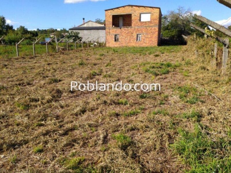CASA DE PUEBLO EN LADRILLO. 196 m2. DEBE FINALIZARSE SU CONSTRUCCIÓN. TIENE UNA FINCA LINDANTE DE 500 m2. EN VIDUEDO, CEA, OURENSE.